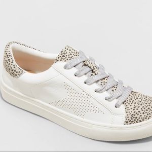 NEW Universal Thread Cadey Sneakers